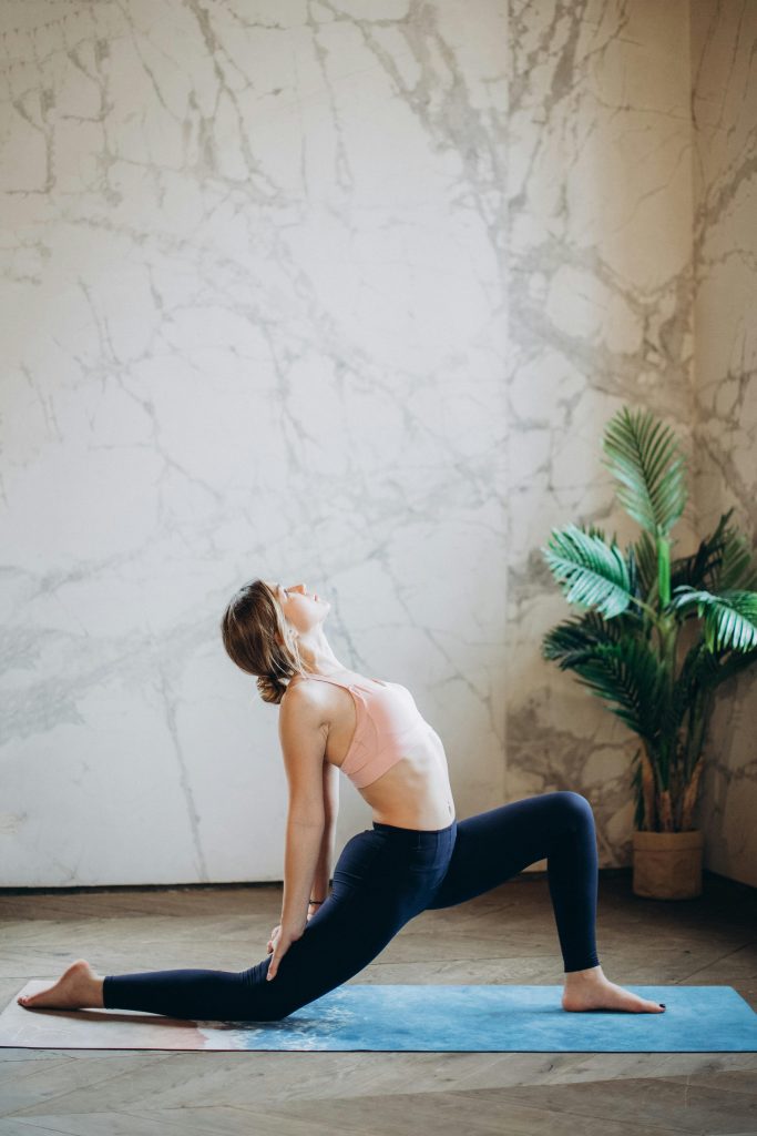 vinyasa yoga femme posture